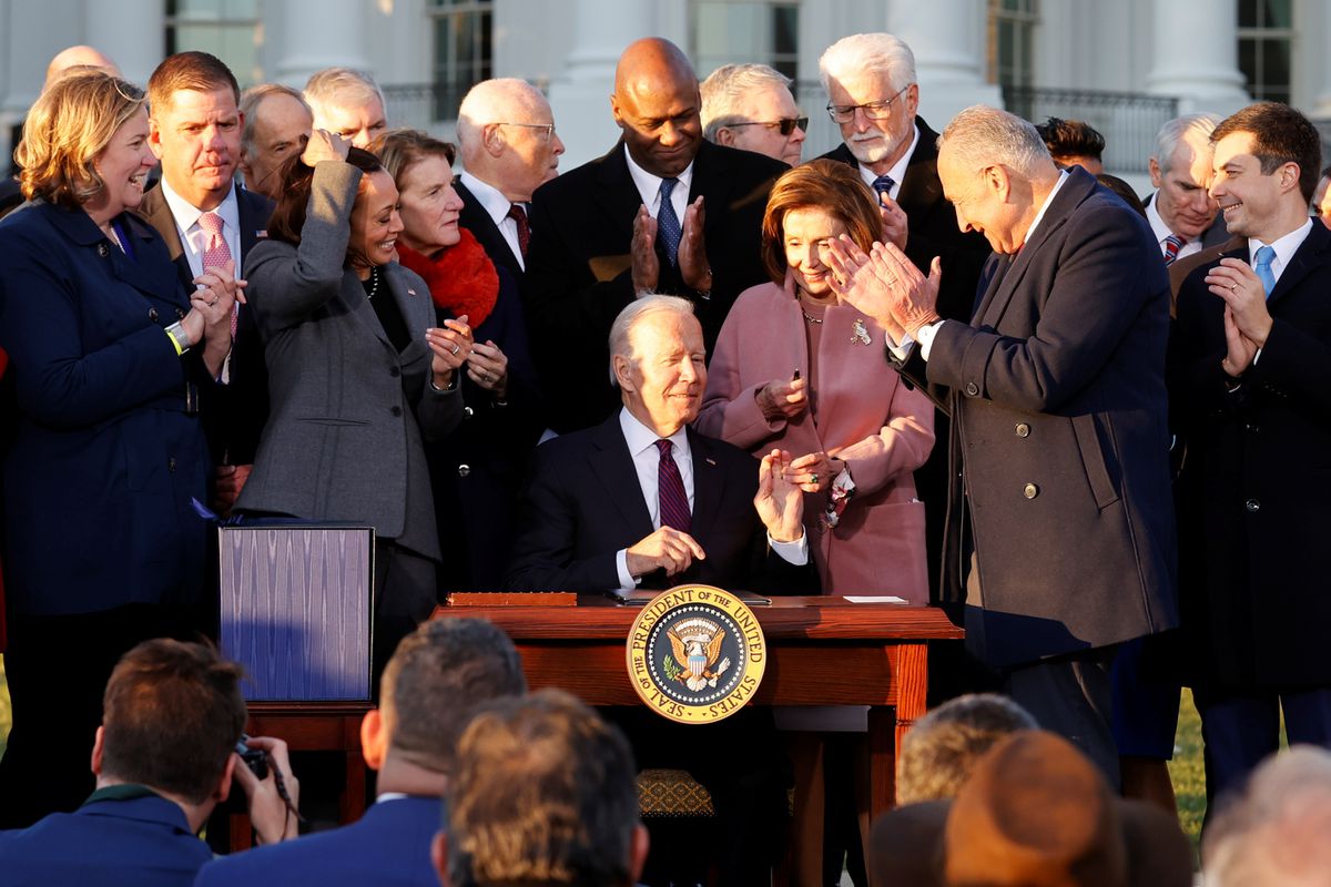 Dự luật thuế hạ tầng được Tổng thống Biden ký duyệt
